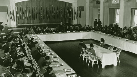 وزير الخزانة الأميركي هنري مورغنثاو جونيور يلقي كلمة في مؤتمر بريتون وودز في العام 1944