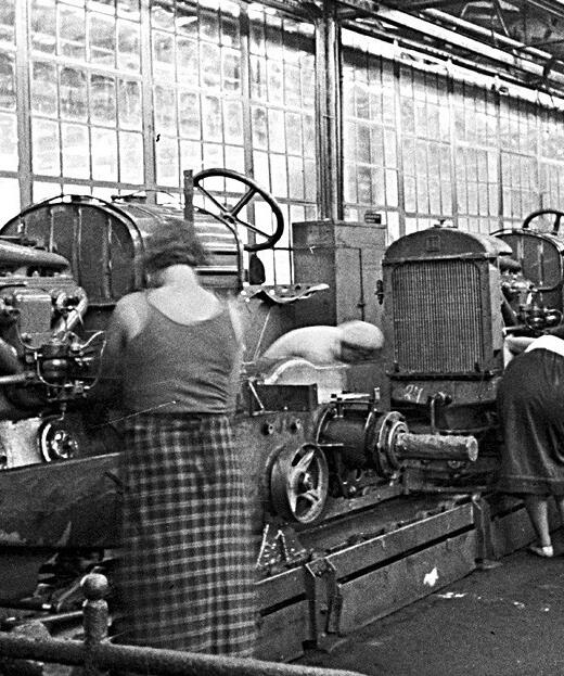 معمل تجميع في محطّة جرارات ستالينغراد في العام 1937